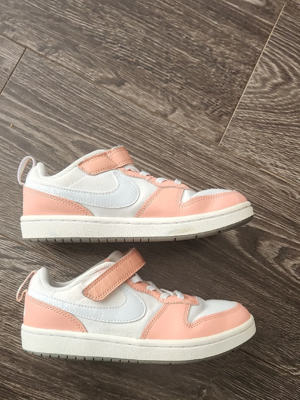 Nike Kids Peach & White Low-Top Sneakers with Hook-and-Loop Strap SZ 1Y - Picture 9 of 10